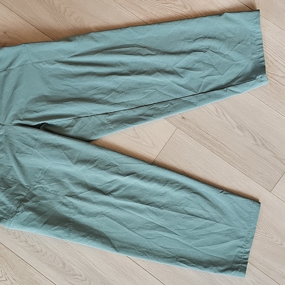 Lululemon Ventlight Cargo Mid Rise Crop Athleisure Pants, Size 10 - Picture 6 of 16